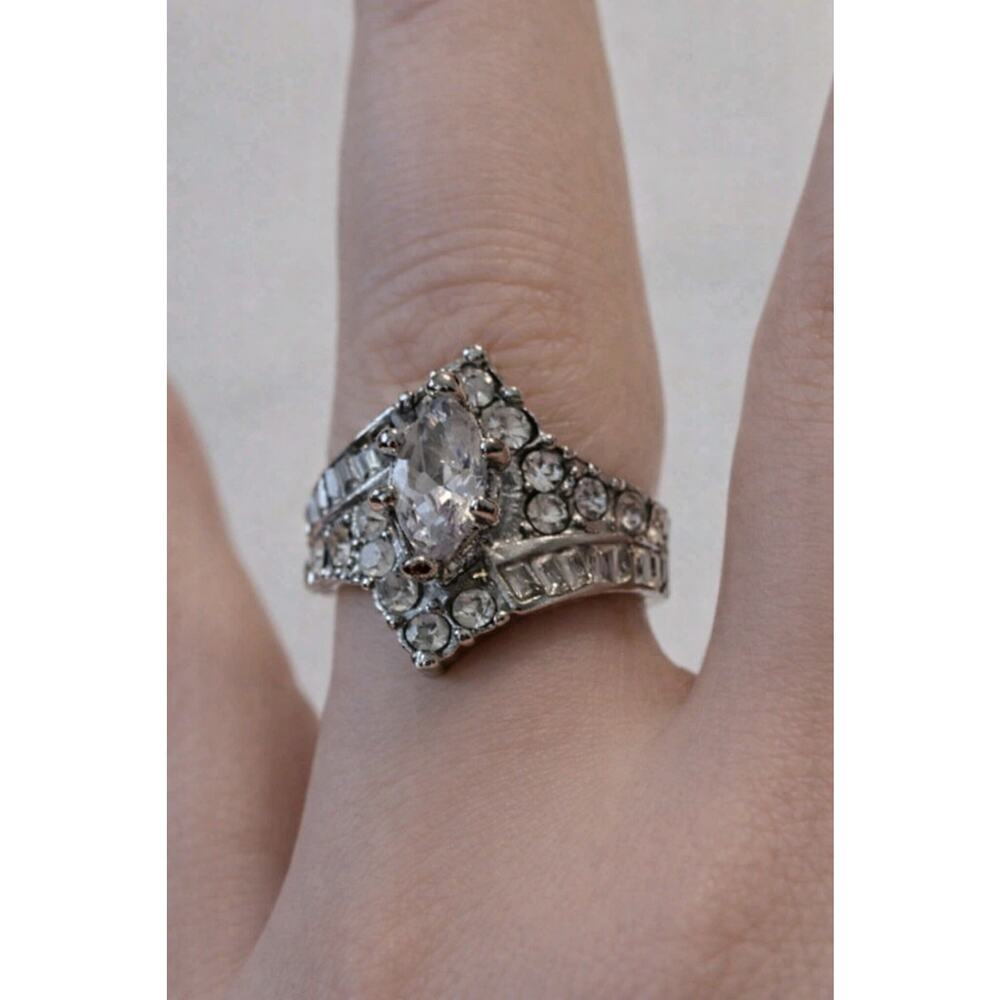 Vintage Silver Marquis Glass Rhinestone Cocktail‎ Ring Size 7 R-TN11